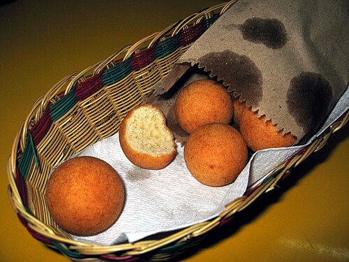 Boules de pâte frites dans un panier.