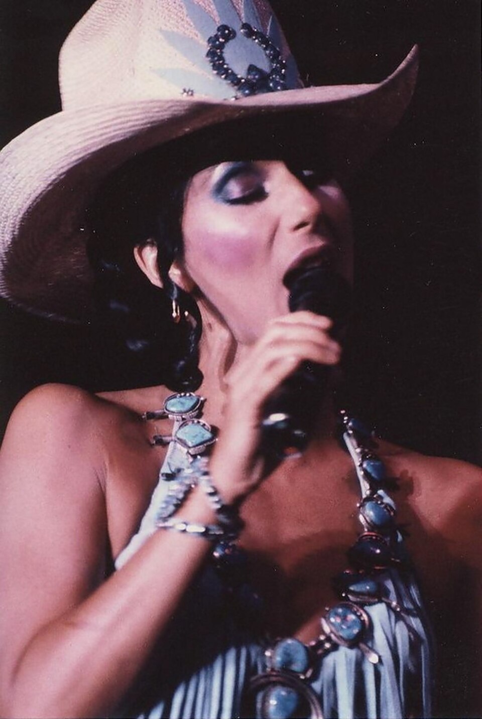 La musicienne et actrice mondialement connue Cher était une icône de la mode de l'époque