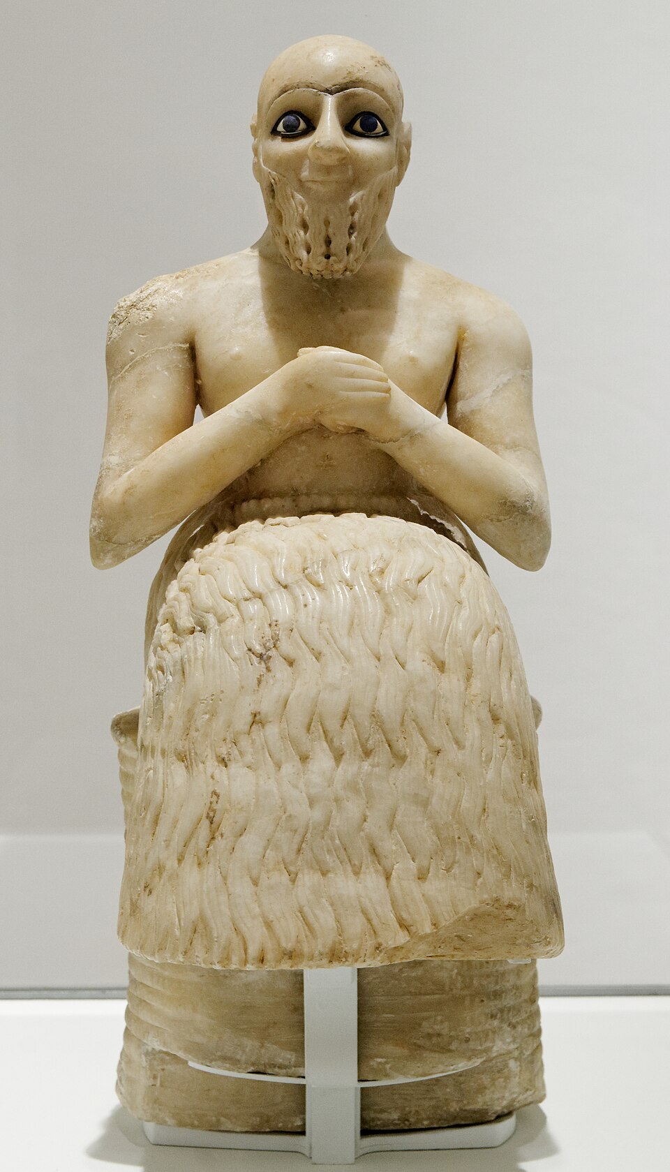 Statue d'Ebih-Il ; vers 2400 av. J.-C. ; gypse, schiste, coquillages et lapis-lazuli ; hauteur : 52,5 cm
