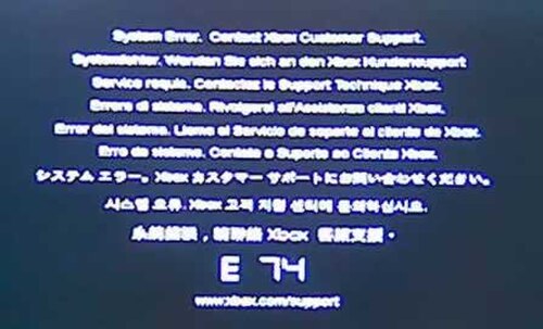 Le code d'erreur E74. Au-dessus du grand code E 74 se trouve le message « Erreur système. Contactez le support client Xbox. » répété dans différentes langues.