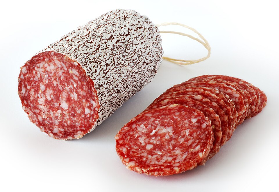 Le salami, une saucisse fermentée et séchée à l'air, originaire d'Italie
