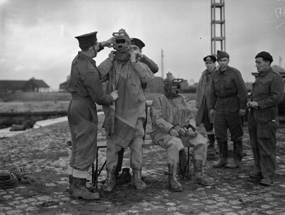 Plongeurs de la Royal Navy en combinaisons Sladen pendant la Seconde Guerre mondiale