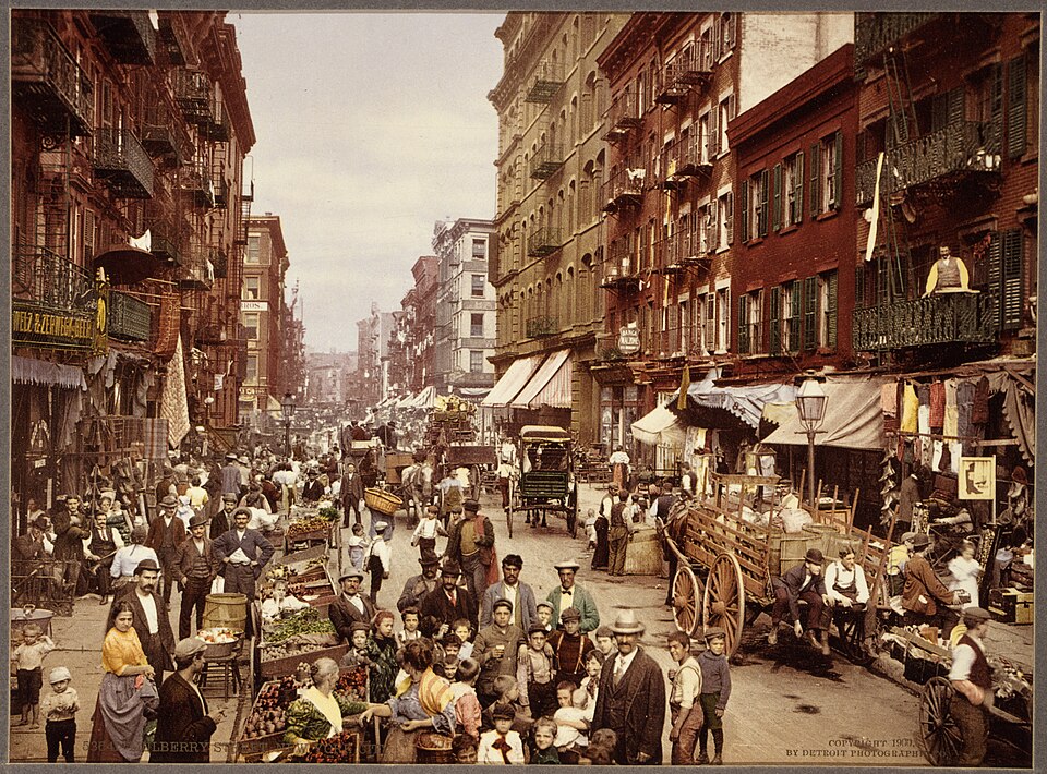 Une photochromie de Mulberry Street à New York vers 1900, qui illustre la coloration évocatrice caractéristique du procédé.