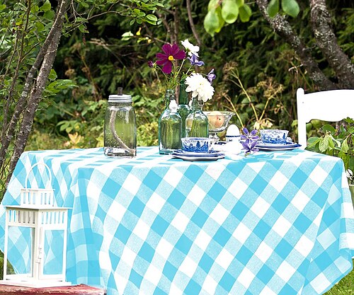 Nappe en coton à carreaux bleu turquoise et blancs sur une table d'extérieur