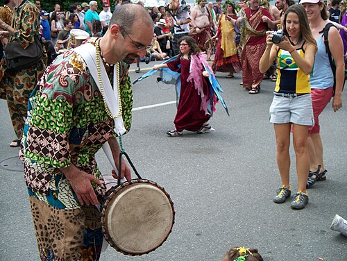 Un batteur dans un défilé, 2008