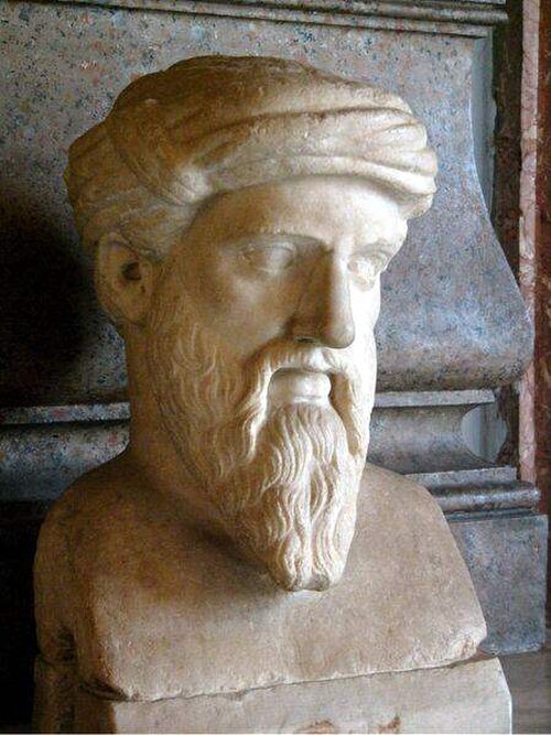Buste en marbre d'un homme à la longue barbe pointue, coiffé d'une taenia, sorte de couvre-chef de la Grèce antique ressemblant dans ce cas à un turban. Le visage est quelque peu émacié et présente des sourcils proéminents, mais fins, qui semblent à moitié fixés en un air renfrogné. Les extrémités de sa moustache forment une longue traînée qui descend jusqu'à mi-hauteur de sa barbe, à peu près là où se trouverait le bas de son menton si nous pouvions le voir. Aucun des cheveux de sa tête n'est visible, car ils sont entièrement recouverts par la taenia.