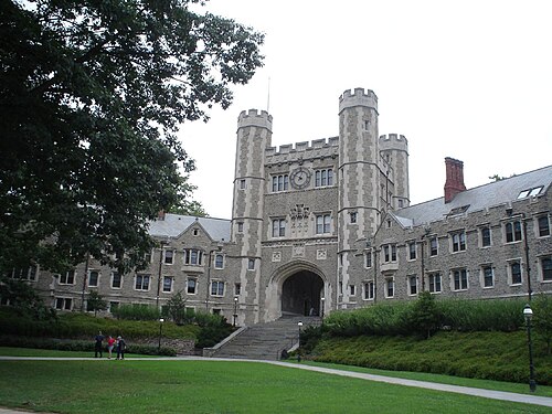 L'extérieur du Mathey College, en particulier Blair Arch.