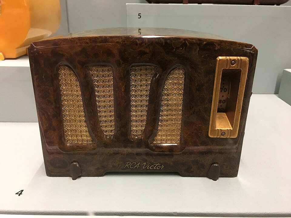 Radio RCA modèle RC-350-A (1938), fabriquée en Catalin et Bakélite