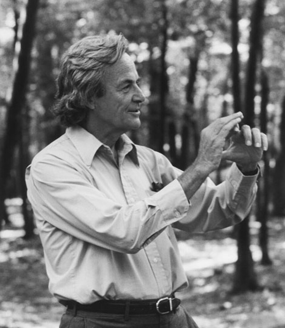 Feynman debout au milieu des arbres