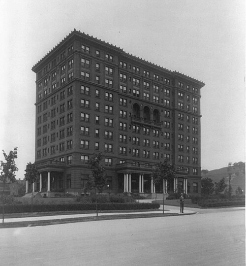 Le William Pitt Union comme l'hôtel Schenley