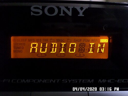 Un système mini-chaîne hi-fi Sony utilisant un affichage à quatorze segments.