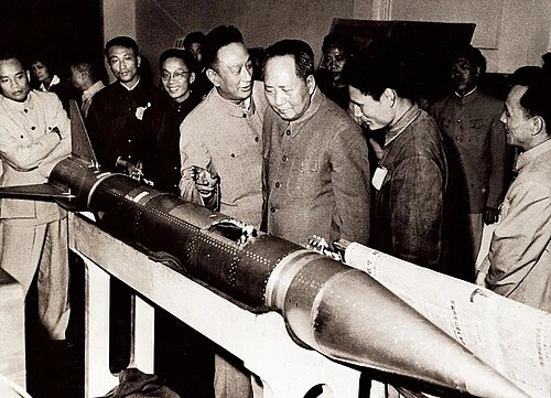 Mao Zedong inspectant une fusée T-7M après son lancement réussi
