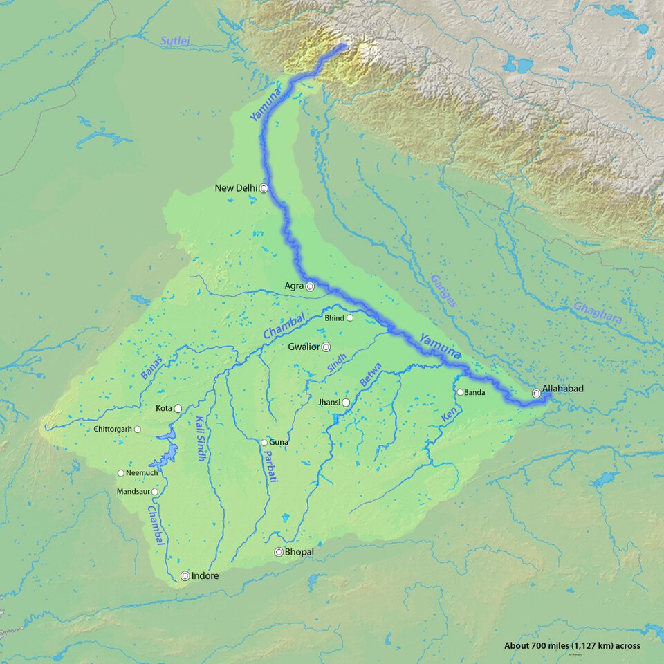 La Yamuna est le deuxième plus important affluent du Gange et le plus long d'Inde. Elle coule presque parallèlement au Gange sur sa rive droite sur 1 376 kilomètres (855 miles) avant de s'y jeter au Triveni Sangam, à Allahabad.