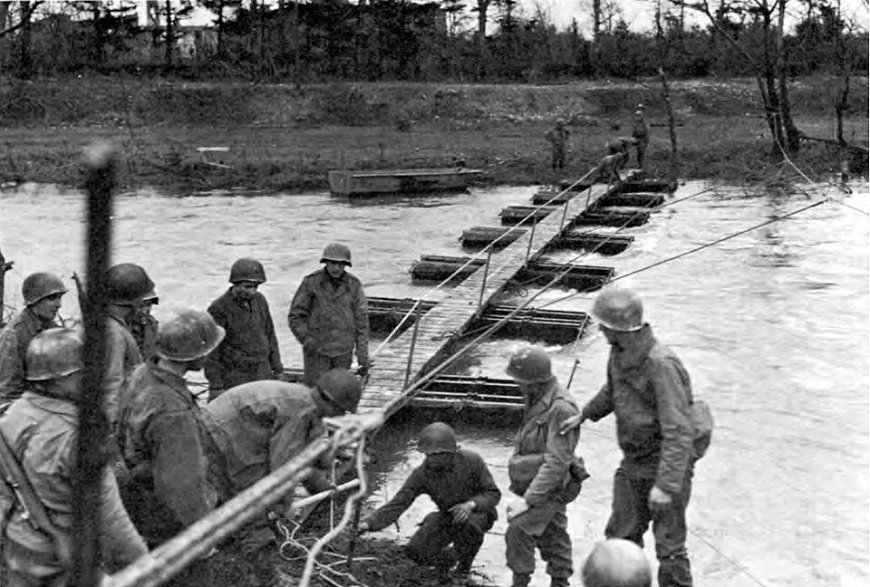 Passerelle d'infanterie soutenue par des pontons