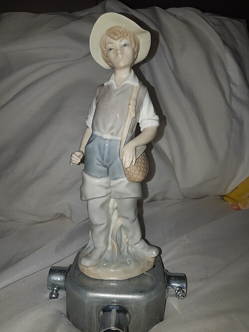 Une figurine en porcelaine Lladró Fisher Boy