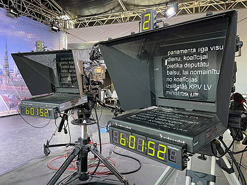 Deux prompteurs à la télévision lettone