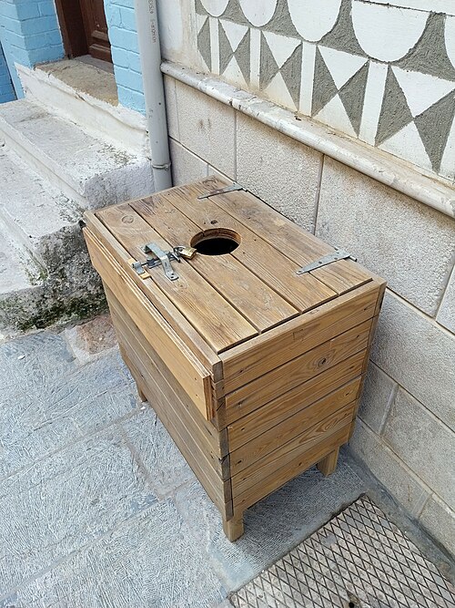 Poubelle à Pyrgi (Chios). Le couvercle est verrouillé pour empêcher l'insertion d'objets volumineux.