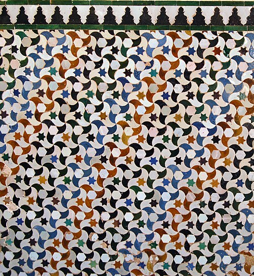 Zellige à motif dit "Oiseau nasride" dans la Cour des Myrtes de l'Alhambra (XIVe siècle)