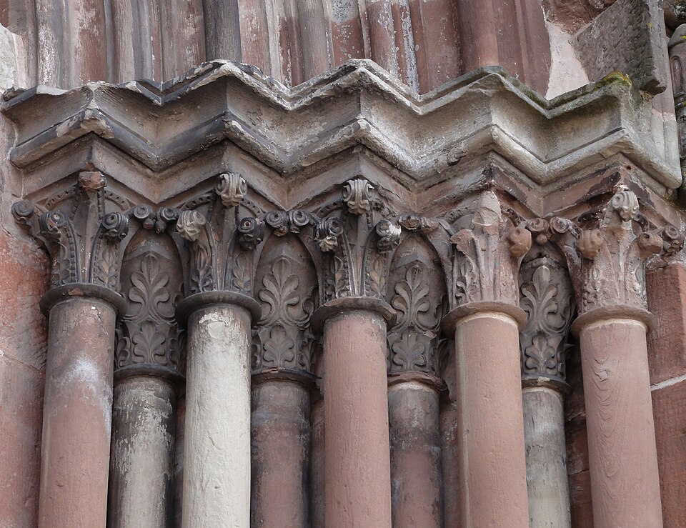 Colonnes gothiques d'une église de Neuwiller-lès-Saverne (France)
