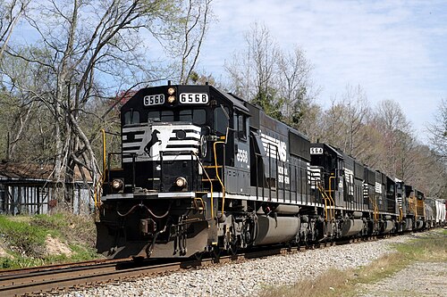 Le Norfolk Southern Railway est un exemple typique de chemin de fer de classe I dans l'est des États-Unis. Sur la photo, une locomotive du Norfolk Southern Railway.
