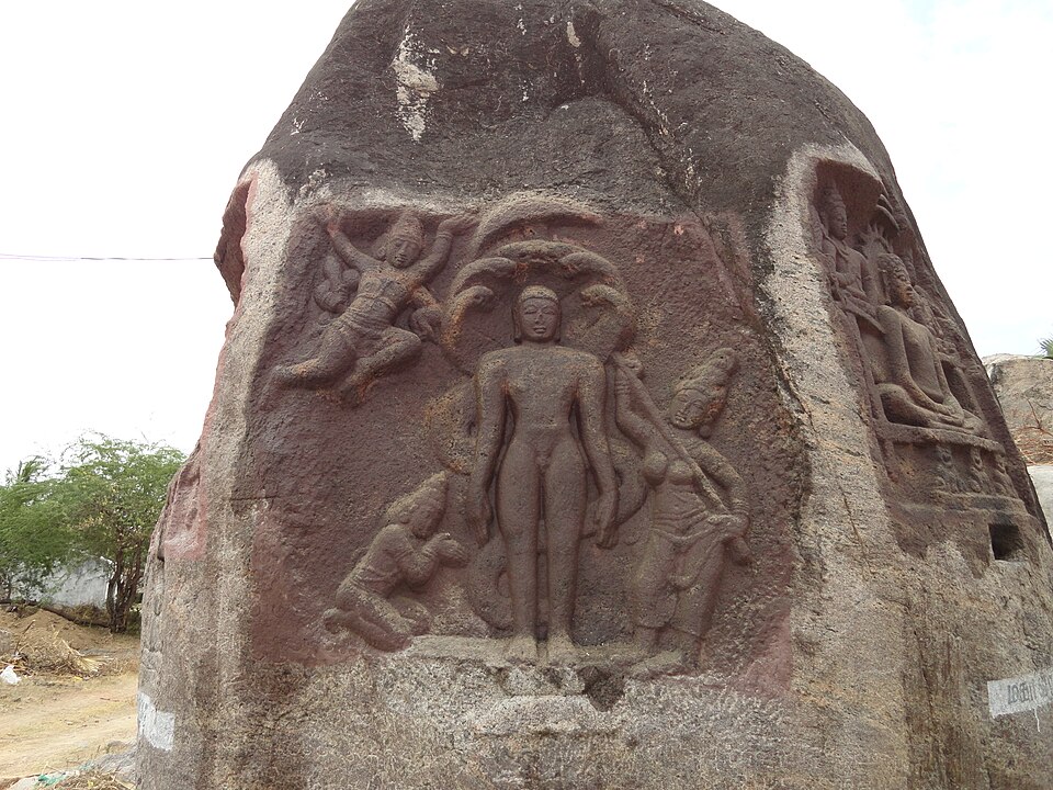 Bas-relief extérieur en pierre de Parshvanatha, sculpté dans un rocher