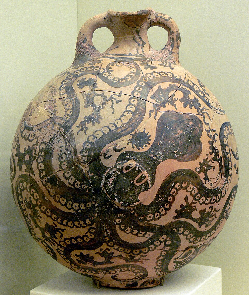 Un vase ancien presque sphérique, muni de deux anses sur le dessus, entièrement peint en noir à l'aide d'un décor de pieuvre.