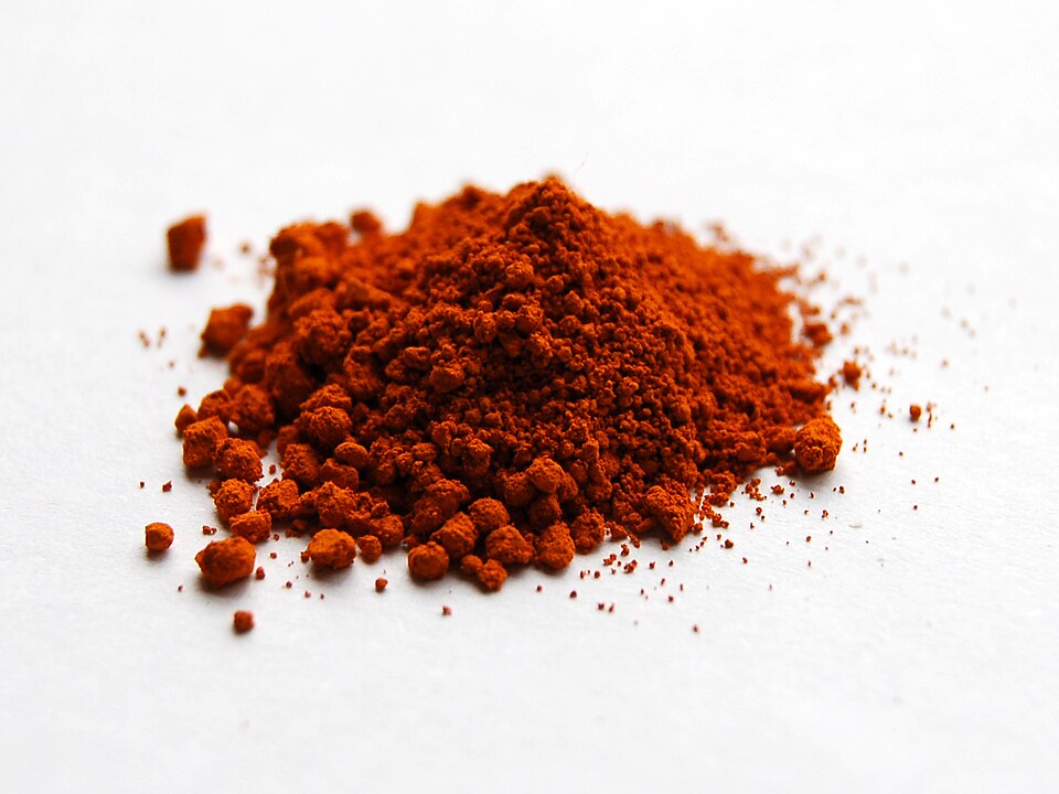 L'alizarine fut le premier colorant rouge synthétique, créé en 1868 par les chimistes allemands Carl Graebe et Carl Liebermann, sous la direction du chimiste Heinrich Caro, au sein de la société chimique Badische Anilin-und Soda-Fabrik (BASF) [26]. Elle reproduisait la couleur de la garance, mais était moins chère et plus durable. Après son apparition, la production de colorants naturels à partir de la garance cessa quasiment.