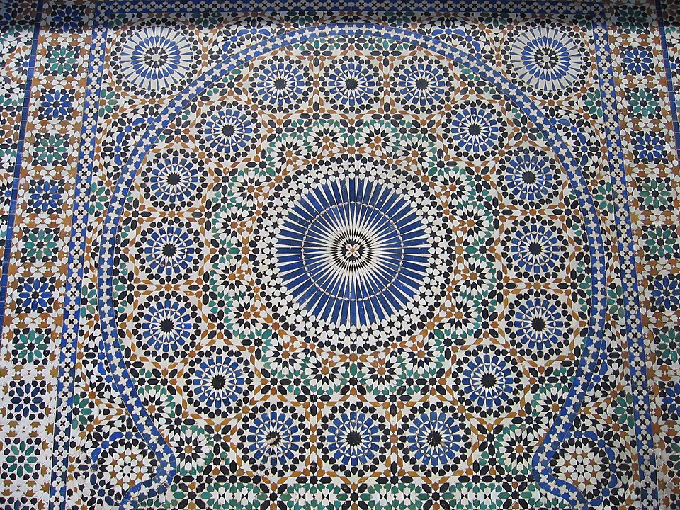 Carrelage décoratif aux couleurs vives au Maroc