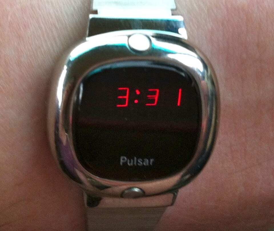 Une montre LED Pulsar argentée de 1976