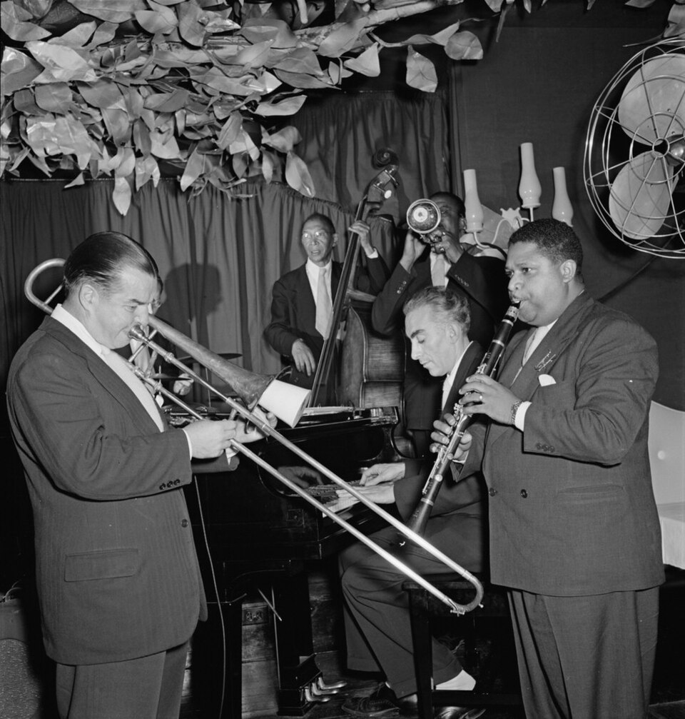 Le nouveau groupe d'Art Hodes au « Ole South » se compose (de gauche à droite) de George Luggi au trombone, Pops Foster à la basse, Henry Goodwin à la trompette, Hodes au piano, Cecil Scott à la clarinette et le batteur Baby Dodds.