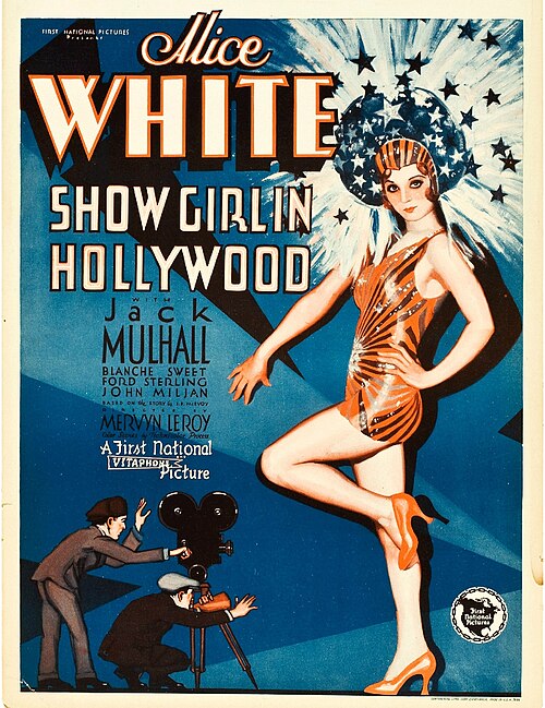 Affiche de film avec une grande illustration d'une jeune femme portant une courte tenue de danse rouge orangé, des talons hauts et une coiffe. Sa tête est entourée d'étoiles filantes et d'étincelles. À ses pieds, à une échelle beaucoup plus petite, se trouvent deux hommes : l'un crie dans un mégaphone, l'autre utilise une caméra. Le texte d'accompagnement est dominé par le nom de la star Alice White.