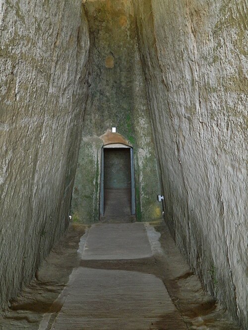 À l'intérieur du cimetière mycénien de Voudeni, à l'extérieur de la ville
