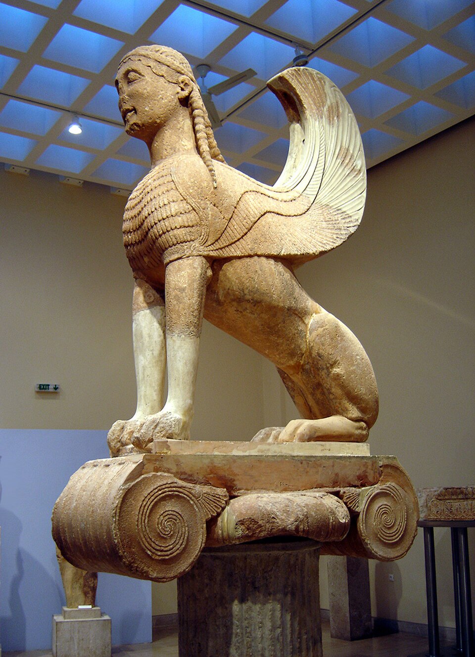 Le « Sphinx de Naxos » de Delphes, 570-560 av. J.-C., la figure mesure 222 cm de haut.