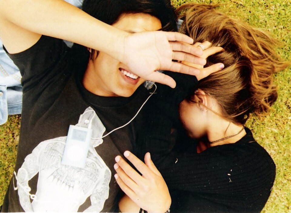 Un couple écoutant de la musique ensemble sur un iPod Mini (2006)