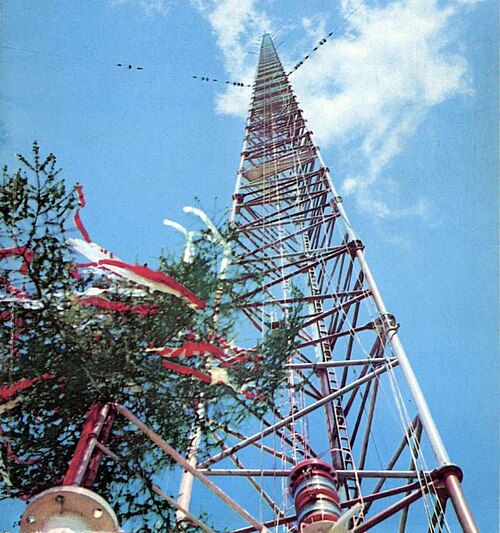 La dernière section du mât de la radio de Varsovie (au premier plan) est décorée et prête à être érigée