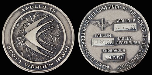 Les deux côtés d'un médaillon argenté « Robbins » avec le logo de la mission et les dates du voyage