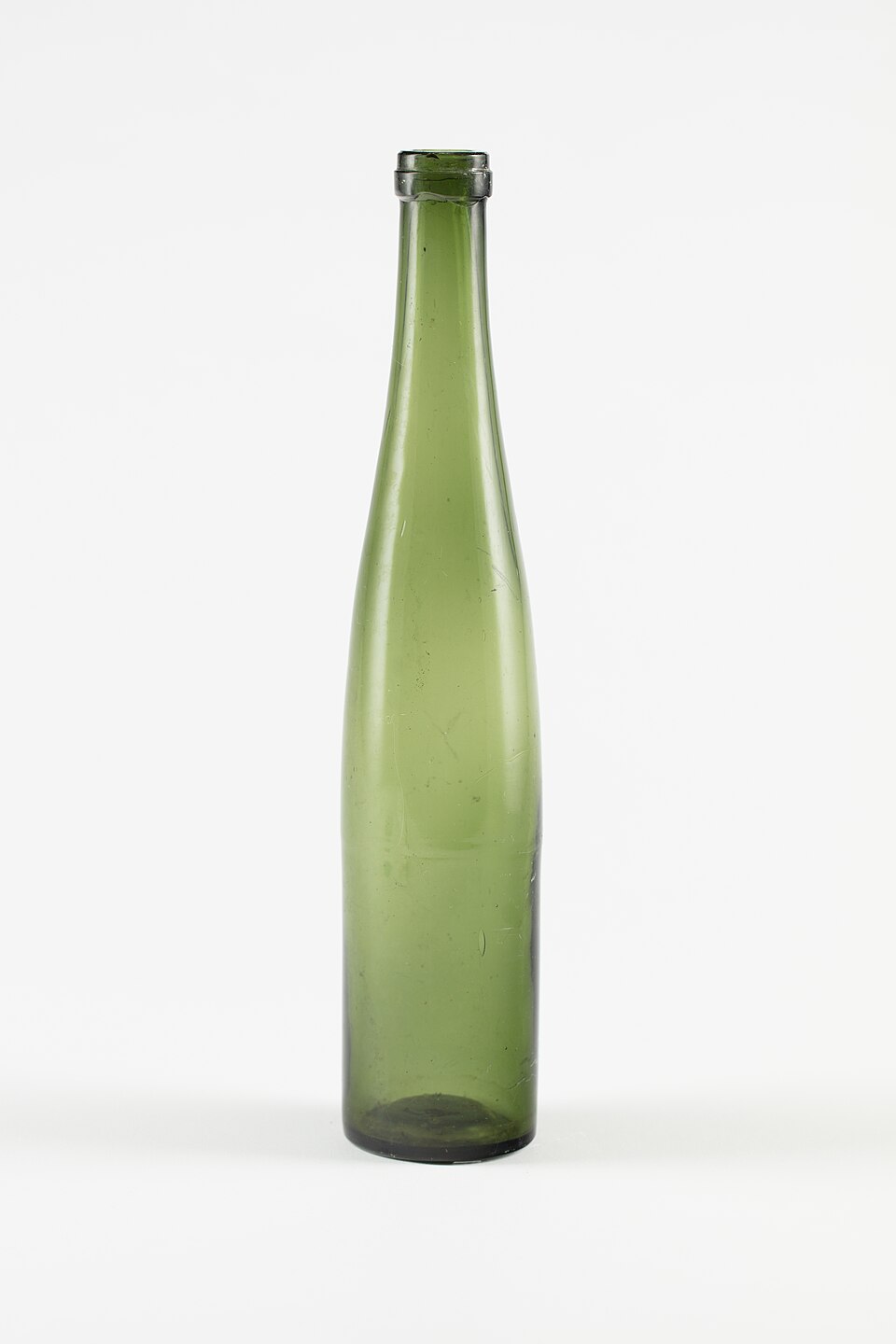Une bouteille en verre vert