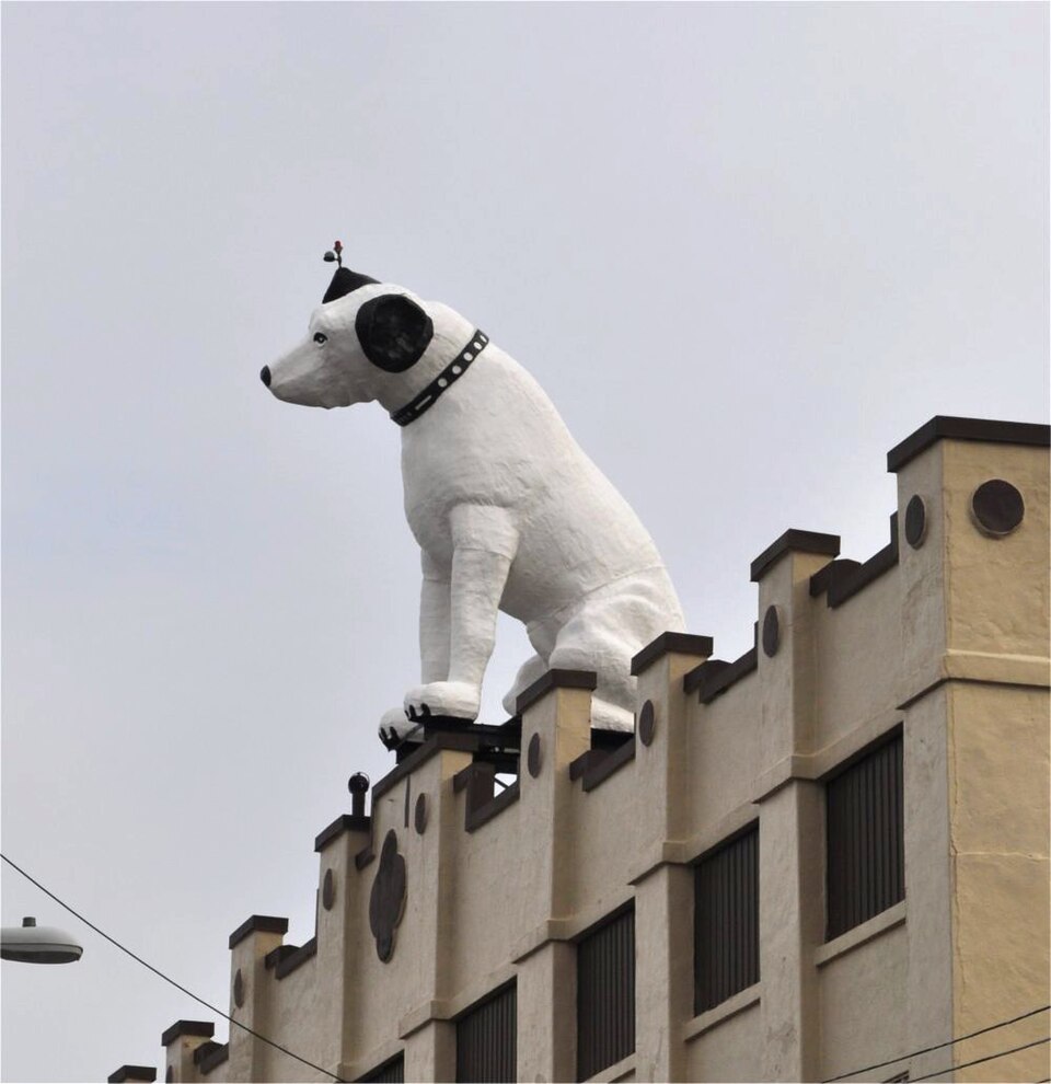 Nipper au sommet de l'ancien bâtiment de distribution RCA, Broadway, Albany, New York