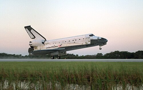 Atterrissage de la navette américaine Columbia à la fin de la mission STS-73, 1995