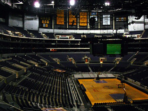 À l'intérieur de l'arène dans une configuration de jeu des Los Angeles Lakers