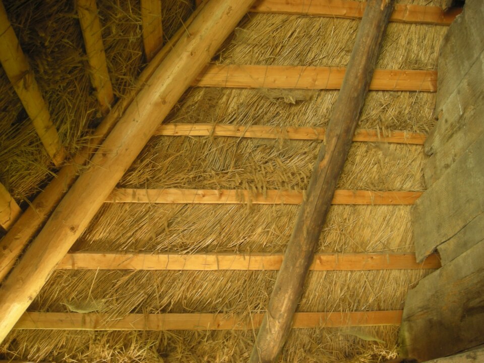 Vue intérieure d'une maison au toit de chaume