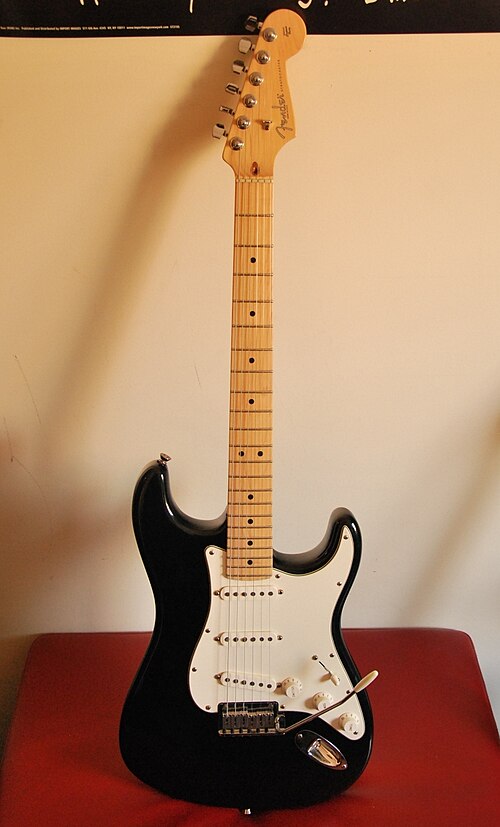Stratocaster « American Standard » 2009 avec système de vibrato à deux points et réglage du truss-rod au niveau du manche.