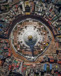 Vue aérienne du stupa de Boudhanath, il ressemble à un mandala