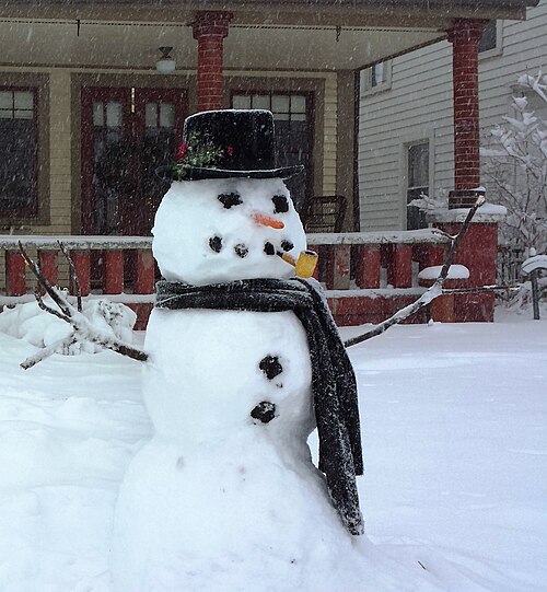 Photographie d'un bonhomme de neige de style classique portant une écharpe et un chapeau avec un nez en forme de pipe et de carotte, à Winona Lake, Indiana, États-Unis