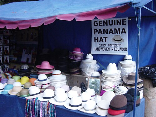 Des chapeaux Panama vendus sur un marché de rue en Équateur