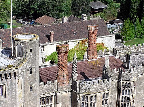 Sculpture en brique sur le château de Thornbury, Thornbury, près de Bristol, en Angleterre. Les cheminées ont été érigées en 1514