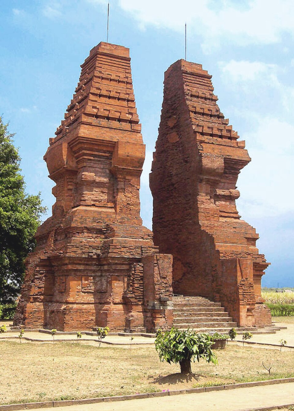 Wringin Lawang, une porte divisée Majapahit du XIVe siècle, appelée "Candi bentar", à Trowulan, Java, Indonésie