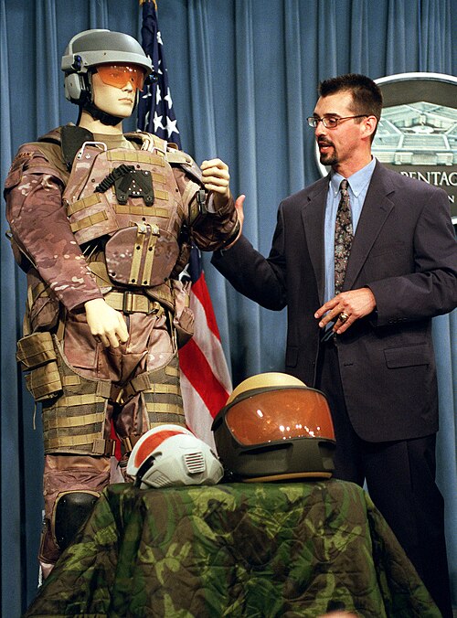 Un prototype de l'uniforme modèle Scorpion exposé au Pentagone en mai 2002