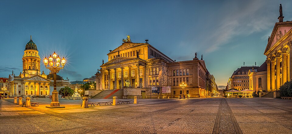 Panorama du Gendarmenmarkt, montrant le Konzerthaus Berlin, flanqué de l'église allemande (à gauche) et de l'église française (à droite).