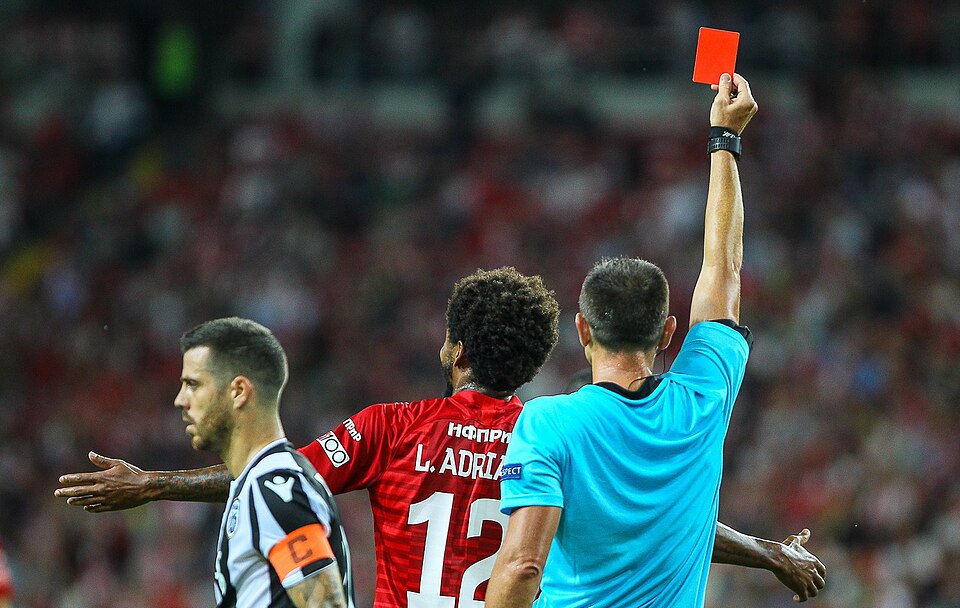 Un footballeur reçoit un carton rouge et est expulsé d'un match de football.